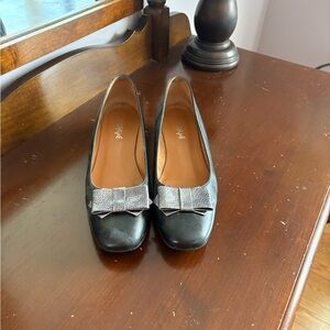 Elegant Black Leather Women's Shoes with Bow Accent